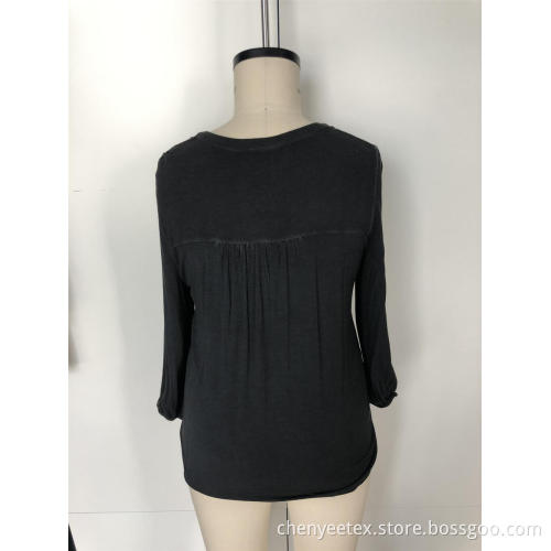 Long sleeves with v-neck and small buttons